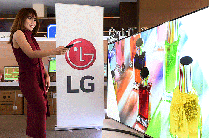 Model berpose disamping LG QNED Mini LED TV di Jakarta, Selasa (21/6/2022).