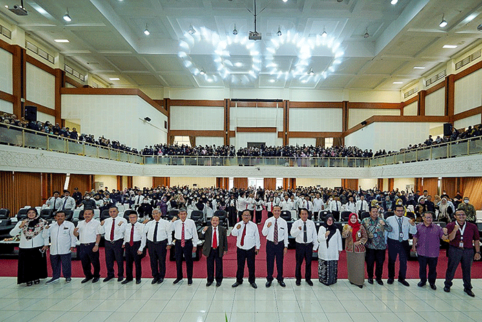 Ribuan mahasiswa menghadiri seminar Membangun Optimisme Individu, Masyarakat dan Bangsa dalam Menyongsong cita-cita Emas Indonesia Tahun 2045.