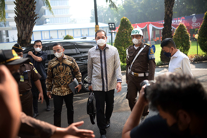 Mantan Menteri Perdagangan Muhammad Lutfi saat tiba untuk menjalani pemeriksaan di Gedung Bundar, Kejagung, Jakarta, Rabu (22/6/2022).