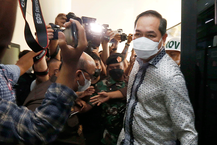 Mantan Menteri Perdagangan Muhammad Lutfi saat tiba untuk menjalani pemeriksaan di Gedung Bundar, Kejagung, Jakarta, Rabu (22/6/2022).