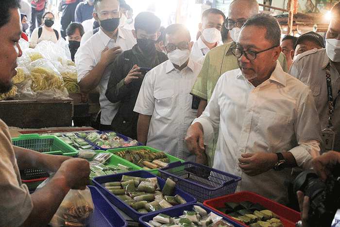 Menteri Perdagangan (Mendag) Zulkifli Hasan melakukan inspeksi mendadak (sidak) di Pasar Klender, Jakarta Timur, Rabu (22/6/2022).