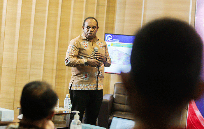 Bupati Keerom, Papua, Peter Gusbager memberikan pemaparan materi saat penjurian dalam acara Indonesia Visionary Leader (IVL) sesi XI di Auditorim Gedung Sindo.