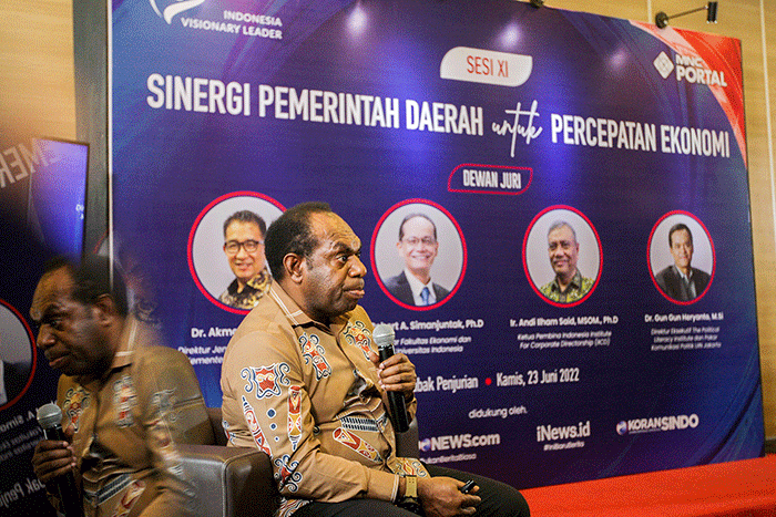 Bupati Keerom, Papua, Peter Gusbager memberikan pemaparan materi saat penjurian dalam acara Indonesia Visionary Leader (IVL) sesi XI di Auditorim Gedung Sindo.