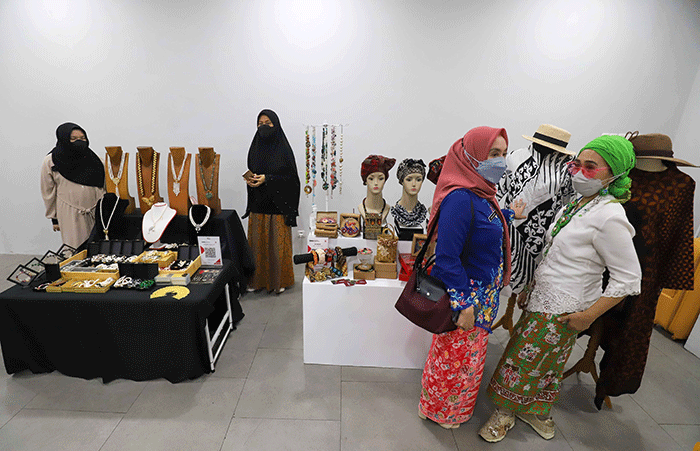 Pengunjung melihat penampilan Gambang Kromong saat pembukaan pameran “Cerita Jakarta” di Pusat Perbelanjaan Sarinah, Thamrin, Jakarta Pusat, Rabu (22/6/2022).