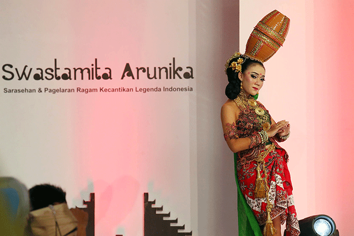 Sejumlah model tampil cantik dan anggun dengan kostum dan mahkota di panggung Swastamita Arunika, sebuah Pagelaran Ragam Kecantikan Legenda Indonesia.