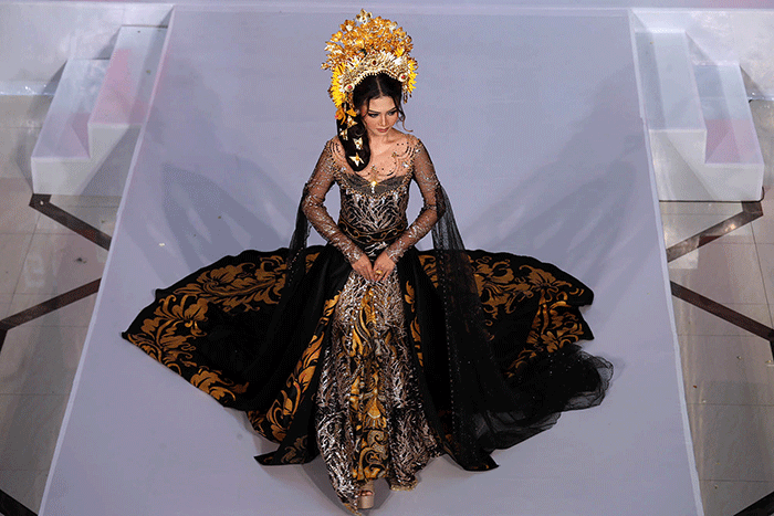 Sejumlah model tampil cantik dan anggun dengan kostum dan mahkota di panggung Swastamita Arunika, sebuah Pagelaran Ragam Kecantikan Legenda Indonesia.