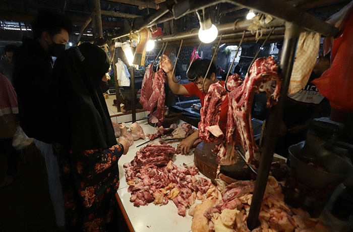 Pedagang memotong daging sapi di Pasar Kecapi, Kota Bekasi, Jawa Barat, Kamis (23/6/2022).