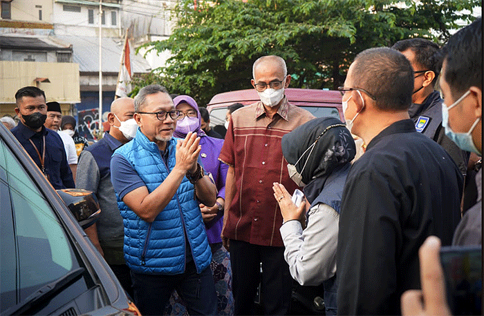 Mendag Zulkifli Hasan kembali melakukan sidak bertemu pedagang pasar dan mengecek harga minyak goreng dan bahan-bahan pokok di pasar Kosambi, Bandung.