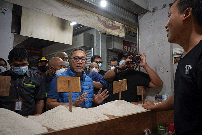 Mendag Zulkifli Hasan kembali melakukan sidak bertemu pedagang pasar dan mengecek harga minyak goreng dan bahan-bahan pokok di pasar Kosambi, Bandung.
