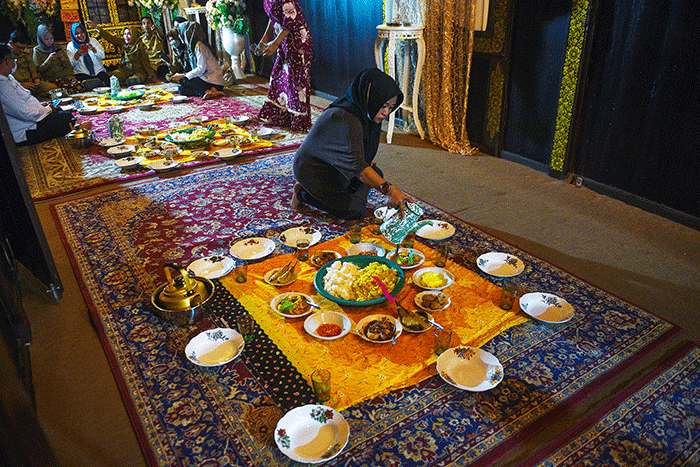 Tradisi makan bersama ala masyarakat Palembang yang dikenal dengan ngidang, yang dalam bahasa Indonesia berarti menghidangkan.