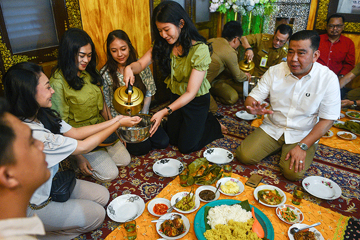Tradisi makan bersama ala masyarakat Palembang yang dikenal dengan ngidang, yang dalam bahasa Indonesia berarti menghidangkan.