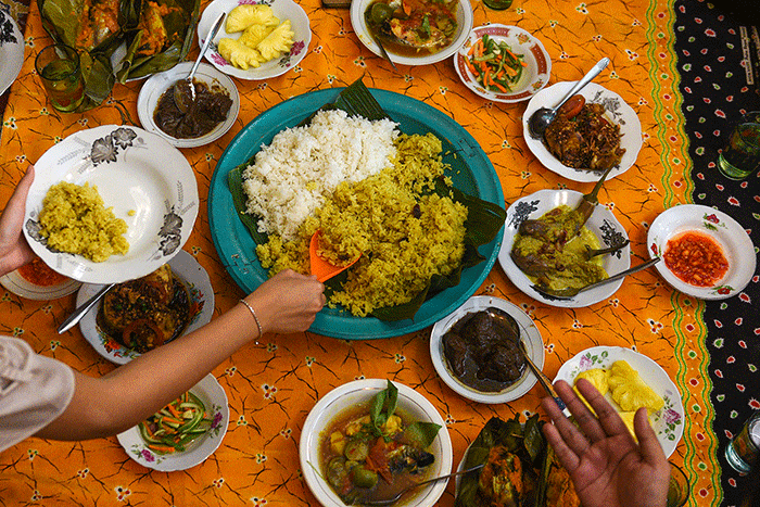 Tradisi makan bersama ala masyarakat Palembang yang dikenal dengan ngidang, yang dalam bahasa Indonesia berarti menghidangkan.