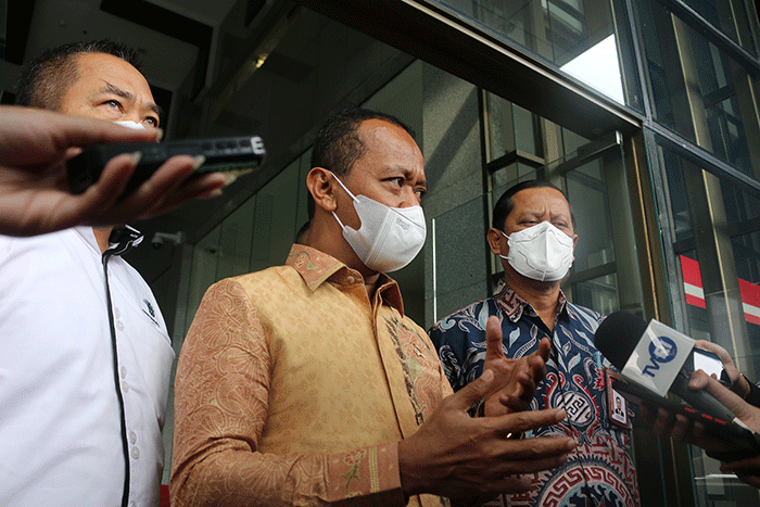 Menteri Investasi/Kepala BKPM Bahlil Lahadalia memberikan keterangan kepada wartawan usai pembekalan antikorupsi di Gedung Merah Putih KPK, Jakarta.