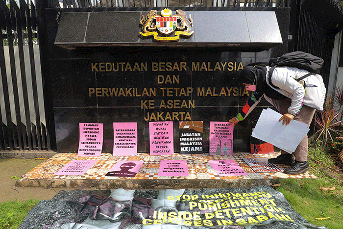 Sejumlah massa aksi yang tergabung dalam koalisi buruh migran berdaulat menggelar unjuk rasa di depan Kedutaan Besar Malaysia, Rasuna Said.