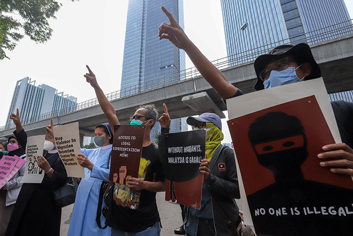 Sejumlah massa aksi yang tergabung dalam koalisi buruh migran berdaulat menggelar unjuk rasa di depan Kedutaan Besar Malaysia, Rasuna Said.