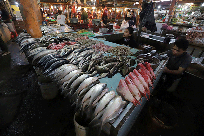 Pembeli memilih ikan laut di Pasar Kecapi, Kota Bekasi, Jawa Barat, Kamis (23/6/2022).