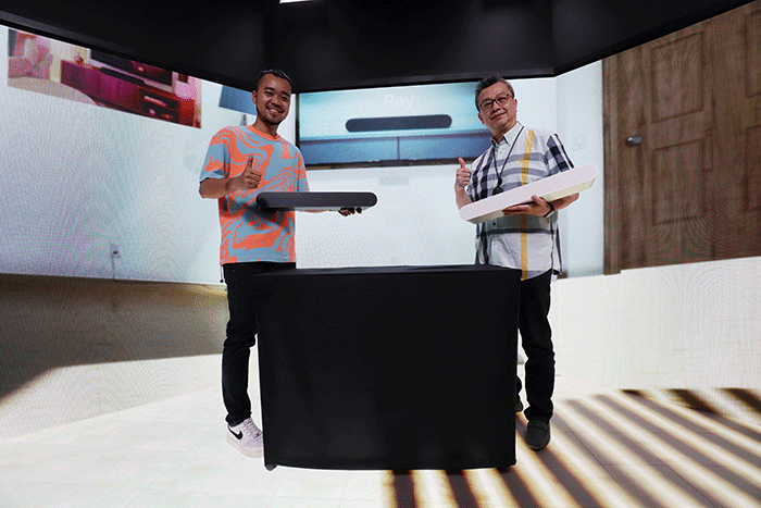 CEO of V2 Indonesia Rudi Hidayat (kanan) dan GM Marketing Communication Nandyan Banyu Biru menunjukkan soundbar terbaru di Jakarta, Jumat (24/6/2022).