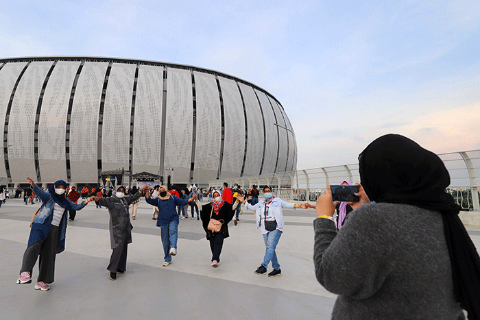 Warga berfoto dengan latar belakang Jakarta International Stadium (JIS), Sunter, Jakarta Utara, Sabtu (25/6/2022).