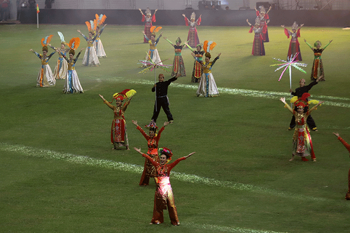 Ratusan penari membawakan tarian kolosal saat malam Puncak Perayaan Jakarta Hajatan ke-495 tahun Jakarta di Jakarta International Stadium (JIS).