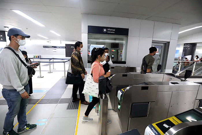 Penumpang antre di Stasiun MRT Bundaran HI, Jakarta, Jumat (24/6/2022).