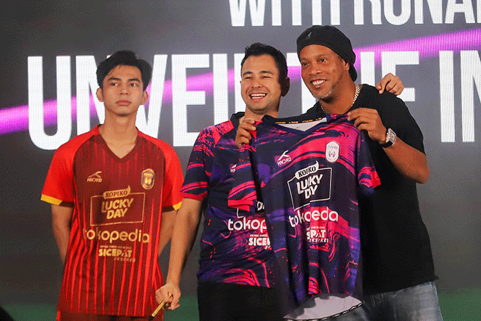 Legenda Sepak Bola Brazil Ronaldinho bersama Chairman RANS Nusantara FC Raffi Ahmad dan Rudy Salim menunjukkan jersey terbaru untuk musim 2022-2023 Liga 1.