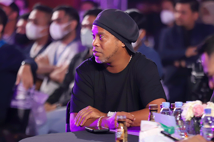 Legenda Sepak Bola Brazil Ronaldinho bersama Chairman RANS Nusantara FC Raffi Ahmad dan Rudy Salim menunjukkan jersey terbaru untuk musim 2022-2023 Liga 1.