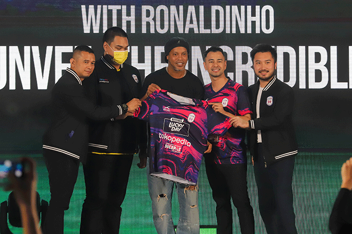 Legenda Sepak Bola Brazil Ronaldinho bersama Chairman RANS Nusantara FC Raffi Ahmad dan Rudy Salim menunjukkan jersey terbaru untuk musim 2022-2023 Liga 1.