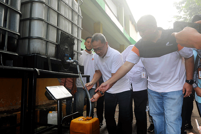 Menteri Perdagangan (Mendag) Zulkifli Hasan meninjau sejumlah titik penjualan minyak goreng curah rakyat (MGCR) yang berada di Pasar Kramat Jati.