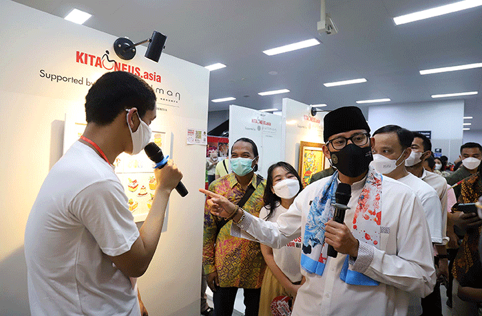 Menparekraf Sandiaga Uno meninjau pameran lukisan dari komunitas disabilitas (kolaborasi kitaoneus & MRT Jakarta), di Stasiun MRT Bundaran HI, Jakarta.