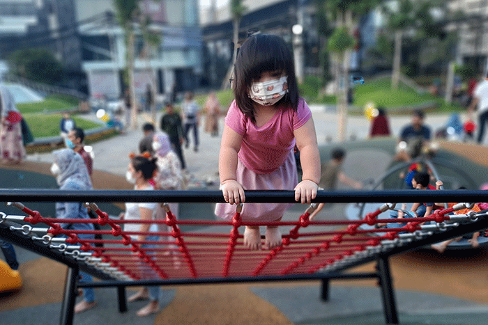 Orang tua mengajak anak-anak bermain dan berekreasi di Taman Sambas Asri (TSA) Kawasan Keramat Pela, Blok M, Jakarta Selatan, Sabtu (25/6/2022).