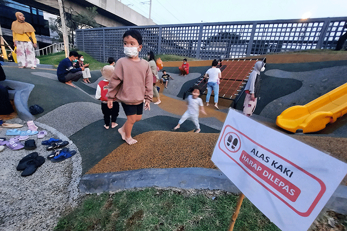 Orang tua mengajak anak-anak bermain dan berekreasi di Taman Sambas Asri (TSA) Kawasan Keramat Pela, Blok M, Jakarta Selatan, Sabtu (25/6/2022).