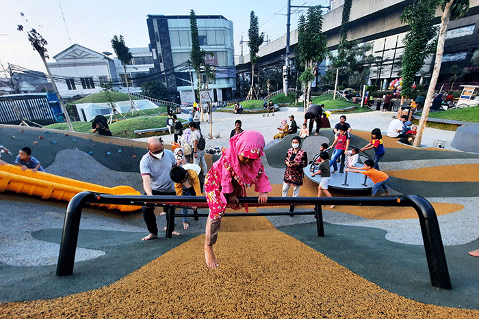 Orang tua mengajak anak-anak bermain dan berekreasi di Taman Sambas Asri (TSA) Kawasan Keramat Pela, Blok M, Jakarta Selatan, Sabtu (25/6/2022).