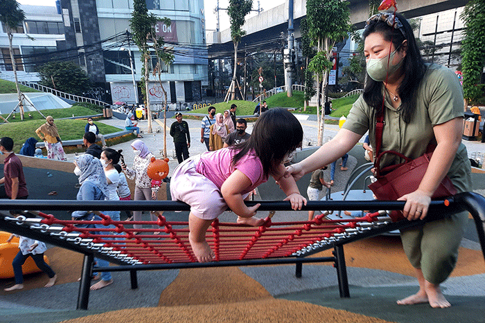 Orang tua mengajak anak-anak bermain dan berekreasi di Taman Sambas Asri (TSA) Kawasan Keramat Pela, Blok M, Jakarta Selatan, Sabtu (25/6/2022).