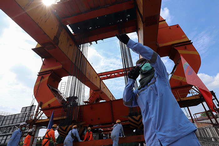 Pekerja Kereta Cepat Jakarta-Bandung (KCJB) menyelesaikan pemasangan girder box Casting Yard #1 di kawasan Jatibening Baru, Bekasi, Jawa Barat.