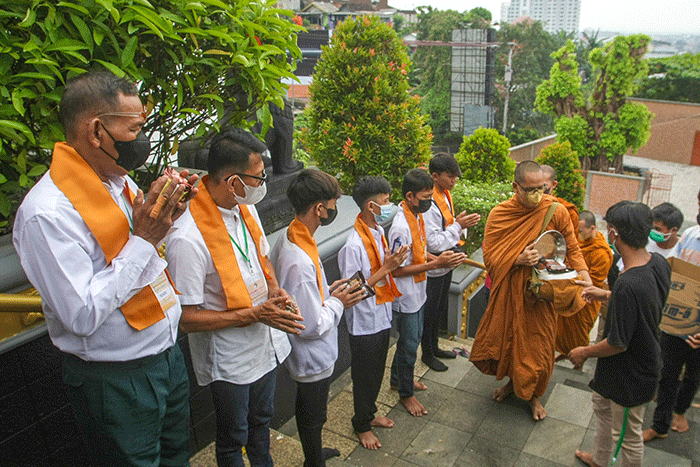 Puluhan pemuda katolik berkunjung di Vihara Tanah Putih, Semarang, Minggu (26/6/2022).