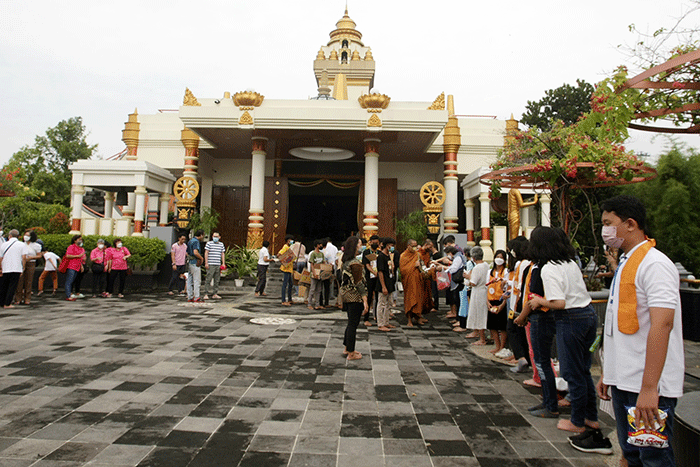 Puluhan pemuda katolik berkunjung di Vihara Tanah Putih, Semarang, Minggu (26/6/2022).