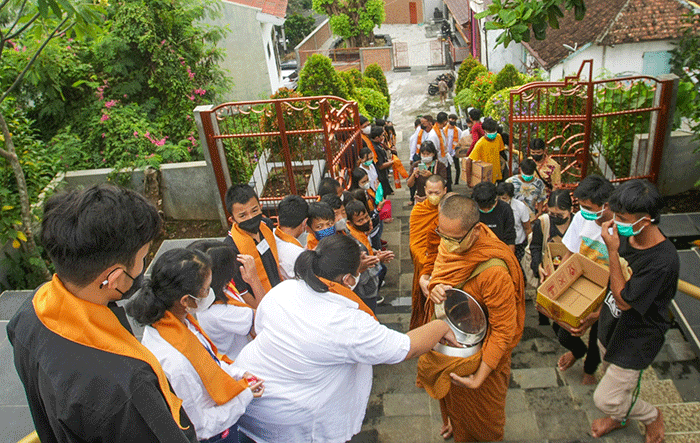 Puluhan pemuda katolik berkunjung di Vihara Tanah Putih, Semarang, Minggu (26/6/2022).