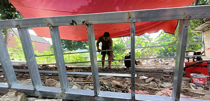 Pekerja menyelesaikan pembuatan pagar di salah satu UMKM kawasan Kota Bekasi, Jawa Barat, Senin (27/6/2022).