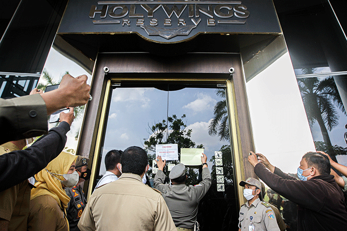 Satuan Polisi Pamong Praja (Satpol PP) DKI Jakarta saat melakukan penyegelan outlet Holywings Reserve di Senayan, Jakarta, Selasa (28/6/2022).