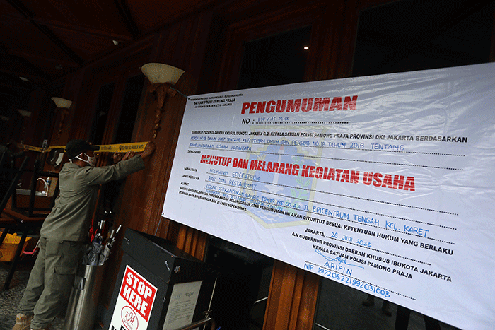 Petugas Satpol PP melakukan penyegelan outlet Holywings di kawasan Epicsentrum, Jakarta, Selasa (28/6/2022).