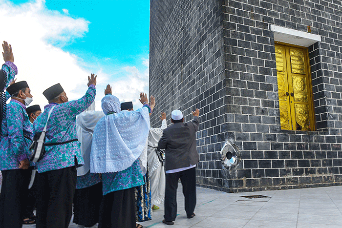 Calon jamaah haji kloter empat asal Sumsel dari Kabupaten Muara Enim, Empat Lawang, dan Pali mengikuti manasik haji.