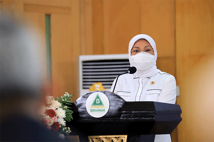 Menteri Ketenagakerjaan Ida Fauziyah melepas 150 tenaga profesional kesehatan Indonesia ke Kerajaan Arab Saudi di Aula Universitas Binawan.