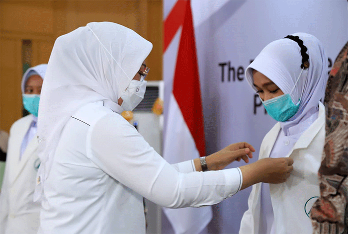 Menteri Ketenagakerjaan Ida Fauziyah melepas 150 tenaga profesional kesehatan Indonesia ke Kerajaan Arab Saudi di Aula Universitas Binawan.