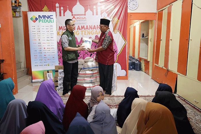 Perwakilan Team MNC Peduli Bambang menyerahkan bantuan secara simbolis kepada Ketua Asrama Mizan Amanah Karang Tengah Didin Tajudin Selasa (28/6/2022).