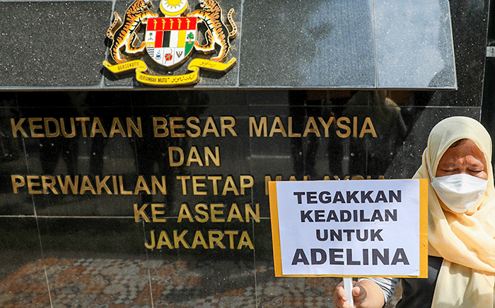 Anggota Koalisi Masyarakat Sipil Untuk Keadilan Bagi Adelina menggelar aksi damai di depan Kedutaan Besar Malaysia, Jakarta, Senin (27/6/2022).