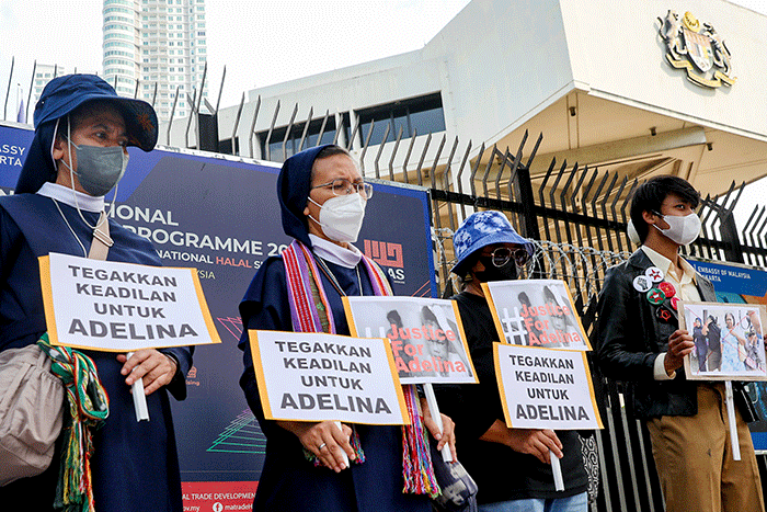 Anggota Koalisi Masyarakat Sipil Untuk Keadilan Bagi Adelina menggelar aksi damai di depan Kedutaan Besar Malaysia, Jakarta, Senin (27/6/2022).
