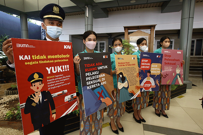 Petugas KAI Commuter memegang poster saat melakukan kampanye cegah tindak kekerasan dan pelecehan seksual di Stasiun Tanah Abang, Jakarta, Rabu (29/6/2022).