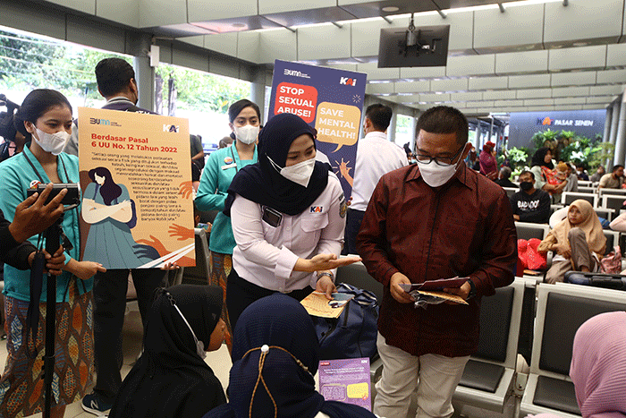 Petugas KAI Commuter memegang poster saat melakukan kampanye cegah tindak kekerasan dan pelecehan seksual di Stasiun Tanah Abang, Jakarta, Rabu (29/6/2022).