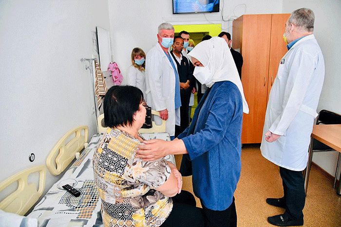 Ibu Iriana Joko Widodo secara simbolis menyerahkan bantuan kemanusiaan berupa obat-obatan kepada Pusat Ilmiah dan Bedah Endokrin.