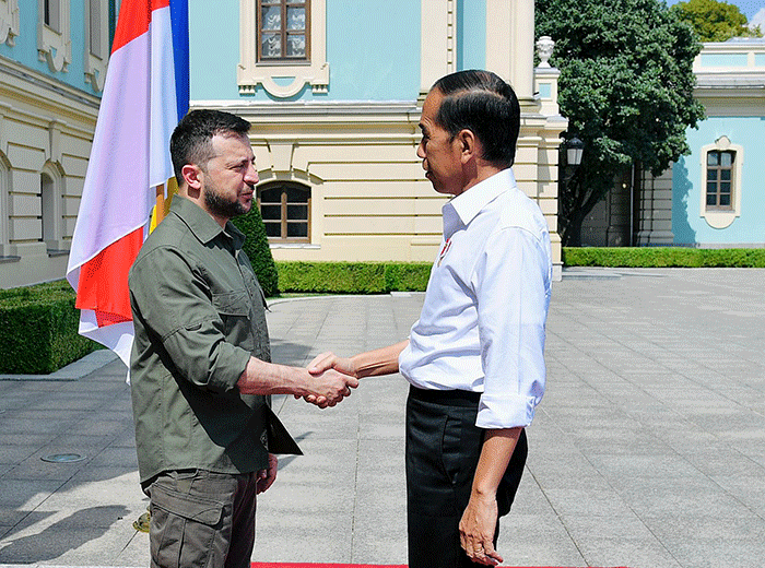 Presiden Joko Widodo tiba di Istana Maryinsky, Kyiv disambut oleh Presiden Ukraina Volodymyr Zelenskyy di pintu masuk Istana.